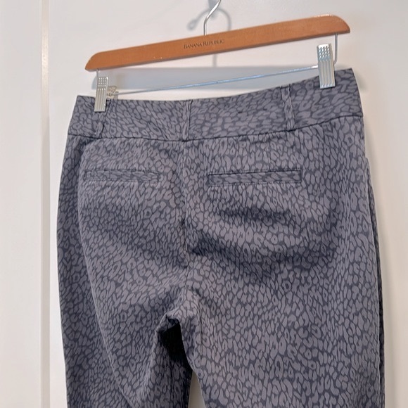 Women’s Banana Republic Jackson Fit pants in grey snow leopard print - Picture 5 of 7